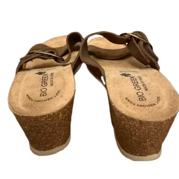 BIO Green Made in Spain Brown Suede Wedge Sandal Gold Buckle Size 39 8.5 - Picture 4 of 6